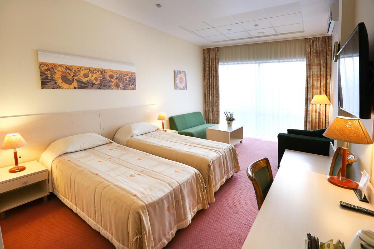 Smelyne Hotel Panevezys Exterior photo
